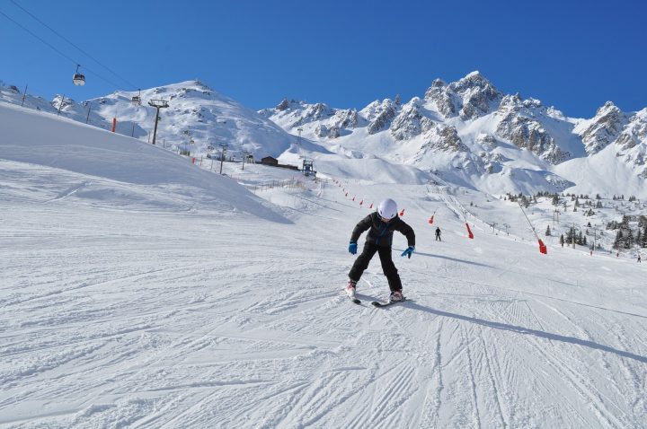 Obozy narciarskie: pasja, przygoda i nauka na śnieżnych stokach